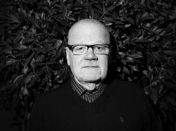 Jānis Peters 2011. gada nogalē, pozējot Ir intervijai.
Foto — Nora Krevneva, no Ir arhīva