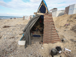 Kāda trīs bērnu palestīniešu ģimene pagaidu patvēruma vietā jūras krastā Gazas joslas centrālajā daļā. Tā viņi dzīvo jau pusgadu — primitīvajā mājoklī vasarā ir neciešami karsti, bet ziemā salst.
Foto — Scanpix