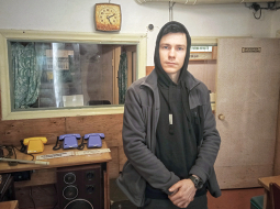 «Vēl vasarā pirms muzeja atvēršanas publikai pēc stiprām lietavām bunkurs sāka applūst. Pēc trīs gadu darba gandrīz nolaidās rokas. Taču šo problēmu atrisinājām ar īpašu izolāciju, un pagaidām esmu ļoti priecīgs,» saka muzeja Sakaru bunkurs vadītājs Vladislavs Senkans.
Foto — Mārtiņš Galenieks