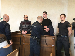 Uz apsūdzēto sola dzemdībās mirušās sievietes tēvs Valdis Simsons un vīrs Renārs Jēgermans.
Foto — Baiba Kļava, no Ir arhīva