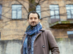 Atbraucis uz Rīgu, lai šī intervija varētu tapt klātienē, Rafaels Martins Kalvo atzīst: «Dzīve ārpus pilsētas ļauj man domāt brīvāk. Pilsētā vienmēr kaut kur jāsteidzas, bet laukos tādas steigas nav.»
Foto — Kristaps Kalns