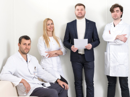 Rīgas Austrumu klīniskās universitātes slimnīcas traumatologs, ortopēds Konstantīns Plotņikovs (no kreisās), Anestezioloģijas klīnikas vadītāja profesore Agnese Ozoliņa, anesteziologs Roberts Leibuss un traumatoloģijas, ortopēdijas rezidents Vladislavs Nikolajs Makovskis. Foto – Reinis Hofmanis