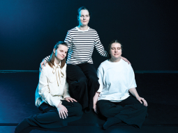 No kreisās: Agnese Puisāne, Sindija Šteinberga un Elīza Kupruka.
Foto — Reinis Hofmanis