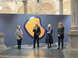 Izstādes ekspozīcijā. No kreisās - muzeja Rīgas Birža vadītāja Daiga Upeniece, mākslinieks Bernārs Venē, kuratores Una Meistere un Daiga Rudzāte. Foto – Ieva Raudsepa