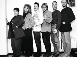 Redaktores Inese Zandere un Ieva Lešinska, mākslinieks Ernests Zariņš, redaktors Ilmārs Šlāpins, fotogrāfs Andris Krieviņš un galvenais redaktors Uldis Tīrons Rīgas Laika redakcijā
1995. gada novembrī. Foto – Andris Krieviņš