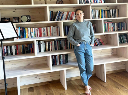 Pagājušajā gadā piepildījās kāds Agras sapnis — viņa beidzot tika pie liela koka grāmatplaukta. Foto no personīgā arhīva