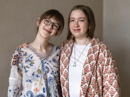 Dvīņumāsas Katerina (no kreisās) un Anna Ribakovas.
Foto — Reinis Hofmanis