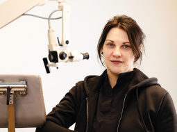 Daudz spēcīgāka par uztraukumu bija vēlme veikt Latvijā vēl nebijušu operāciju, kas bērnam vismaz daļēji atjaunotu dzirdi, saka Bērnu klīniskās universitātes slimnīcas ausu, kakla un deguna ķirurģe Ligita Kupica. Otolaringoloģe kolēģu vidū zināma kā speciāliste, kas veic īpaši sarežģītas operācijas.
Foto — Ieva Salmane