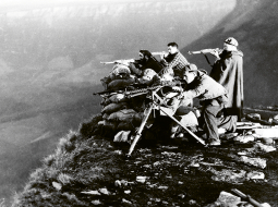Pilsoņu karš Spānijā. Frankisti savās pozīcijās Hueskas provincē 1936. gada decembrī. 
Foto — AP Images