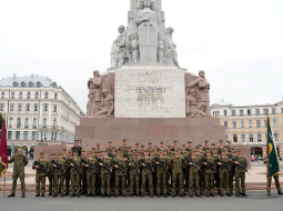 Pērn pie Brīvības pieminekļa jaunie karavīri, kuri sāka Militārās pamatapmācības kursu, dod karavīra zvērestu. Foto - Edijs Pālens, LETA