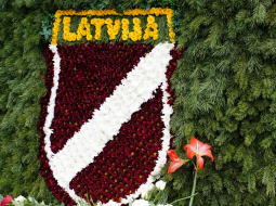Latviešu leģionāru vairodziņš atveidots at ziediem pie Brīvības pieminekļa. Foto - Paula Čurkste, LETA