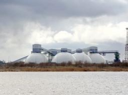 Skats uz Riga fertilizer terminal minerālmēslu glabāšanas tvertnēm. Foto – Leta