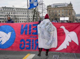 Demonstranti pie Minhenes Drošības konferences norises vietas. Foto - AP/Scanpix/LETA