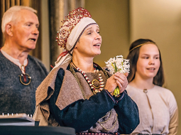 Folkloras kopas Putni vadītāja Ilze Kļaviņa (vidū) radījusi šķībdziedāšanas vakarus, kas paredzēti visiem — arī tiem, kuri vēlas dziedāt, bet uzskata, ka to neprot.
Foto — Edgars Semanis