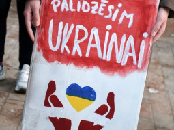 Pieminot Krievijas pilna mēroga iebrukuma Ukrainā trešo gadadienu, atbalsta gājienā "Kopā līdz uzvarai!" no Daugavpils dzelzceļa stacijas līdz Vienības laukumam. Foto - Ivars Soikāns, LETA