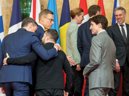 Jau divas dienas pēc sadursmes Baltajā namā Londonā notika samits, kurā Eiropas politiķi apsprieda, kā ātri un efektīvi palīdzēt Ukrainai.
Foto — Scanpix