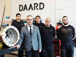 Mārtiņš Pikšs, SIA DAARD Technologies īpašnieks un vadītājs, ar savu komandu.
Foto — Kristīne Madjare