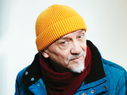 Dzintars Krūmiņš strādājis latviešu animācijā 35 gadus, studijā Dauka bijis daudzu leģendāru latviešu multfilmu līdzautors: Fantodroms, Ness un Nesija, Kaķīša dzirnavas, Neparastie rīdzinieki.
Foto — Ieva Salmane