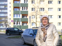 Ausma Jansone lepojas, ka viņas nams Klaipēdas ielā 126 bija viens no pirmajiem, kas Liepājā sāka ceļu uz renovāciju. Uz to pamudināja ne tikai iespēja ietaupīt, bet arī uzlabot ēkas tehnisko un vizuālo stāvokli.
Foto — Edgars Pohevičs