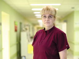 Hematoloģe Ilze Trociukas ar cilmes šūnu pārstādīšanu nodarbojas jau vairāk nekā 25 gadus.
Foto — Reinis Hofmanis
