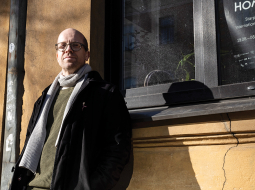«Ceļi sāka trīcēt,» Kristaps atceras sajūtas, uzzinot, ka ar nākamo mēnesi nodoklis par ēku pieaugs pieckārt.
Foto — Ieva Salmane