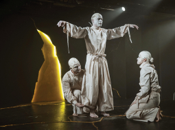 Galvenā varoņa — tempļa mācekļa Midzoguči — lomā Uldis Siliņš (centrā).
Foto — Matīss Markovskis