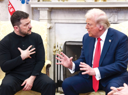 28. februārī tikšanās laikā ar Ukrainas prezidentu ASV prezidents Donalds Tramps un viceprezidents Džeimss Venss publiski pārmeta Volodimiram Zelenskim nepateicību par ASV sniegto atbalstu un nevēlēšanos izbeigt karu. Zelenskis atbildēja, ka ir pateicies amerikāņu tautai par atbalstu un ka nevajag uzticēties Putinam. Tikšanās Baltajā namā tika pārtraukta, lai gan bija iecerēts lemt par Ukrainas derīgo izrakteņu vienošanos. Vēlāk Zelenskis paziņoja, ka ir gatavs parakstīt vienošanos ar ASV par Ukrainas derīgo izrakteņu ieguvi, taču negrasās atvainoties Trampam.
Foto — Scanpix
