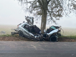 Avārijā sadauzīto un glābēju sagraizīto automašīnu pērn 19. septembra rītā nobildēja Kristīne, kura neļāva savai četrpadsmitgadīgajai meitai Ksenijai naktī ar draugiem doties izklaidēs. Viņa vēlas pieaugušajiem likt aizdomāties, vai tiešām darām visu, lai šāda nelaime vairs nenotiktu.
Foto — Kristīne Oņiskiva