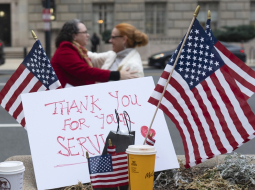 ASV karogi un pateicības plakāts USAID darbiniekiem, kuri februāra beigās atstāja USAID galveno mītni Vašingtonā. Foto - AP/Manuel Balce Ceneta/Scanpix/LETA