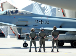 Iznīcinātājs "Eurofighter" Nacionālo bruņoto spēku militārajā bāzē Lielvārdē pērn Vācijas aizsardzības ministra apmeklējuma laikā. Foto - Ieva Leiniša, LETA