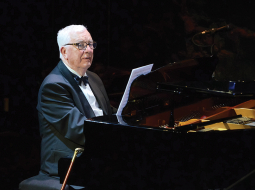 Raimonds Pauls vienā no koncertuzvedumiem mūzikas namā Daile. Foto no mūzikas nama Daile arhīva