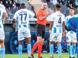 Edgars Maļcevs, tiesājot Latvijas futbola Virslīgas spēli pagājušā gada pavasarī. Foto — futbola klubs Riga FC