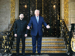 Donalds Tramps un Volodimirs Zelenskis ASV prezidenta privātajā rezidencē Mar-a-Lago Floridā 27. decembrī.