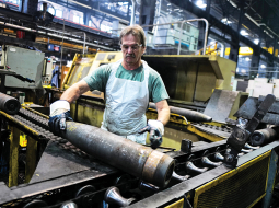 155 milimetru artilērijas lādiņu konveijers ieroču rūpnīcā Pensilvānijas štatā ASV.