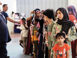 Tikko iebraukuši migranti pagaidu patversmē vienā no Grieķijai piederošās Krētas salas pilsētas Agijas domes ēkas zālēm pagājušā gada 10. jūlijā.