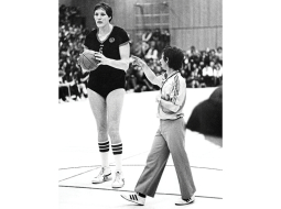 Uļjana Semjonova Eiropas līgas kausa izcīņā 1983. gadā TTT spēlē pret vācu klubu DJK Agon 08 Dusseldorf. Foto — Sueddeutsche Zeitung Photo / Alamy