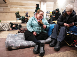 Krievija naktī uz otrdienu, 20. janvāri, veica kārtējo masveida uzbrukumu Ukrainas energoapgādes infrastruktūrai, īpaši smagi skarot Kijivu, kur bez apkures palikušas 5635 daudzstāvu ēkas, daļa arī bez ūdens un elektrības. Vairākums no mājām tikai nesen bija atguvušas siltumu pēc 9. janvāra triecieniem, bet salā līdz –12 grādiem remontdarbi jāsāk no jauna. Attēlā: kijivieši metro stacijā uzlidojuma laikā.