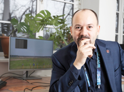 Kirils Solovjovs sāka programmēt septiņu gadu vecumā, kad apnika spaidīt kalkulatora pogas. Pats pirmais dators atdots kolekcionāram Siguldā, bet otrais joprojām glabājas paša mājās.