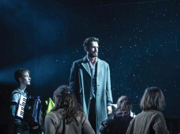 Vienas sapņu lomas Gustavam Melbārdim nav. «Mans lielākais mērķis ir karjeras laikā spēlēt pēc iespējas dažādākas lomas, izaicināt sevi un saglabāt zinātkāri. Tā ir skaistākā lieta šajā profesijā.» Attēlā: Dziedātāja lomā Belfāstas teātrī The Mac 2024. gadā iestudētajā izrādē Kaukāziešu krīta aplis. Foto — Stephen Glass