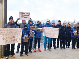 Latvijas skeletona izlases treneris Ivo Šteinbergs (otrais no kreisās), skeletonistes Marta Andžāne (pirmā no labās) un Dārta Neimane (trešā no labās) protestā kopā ar ukraiņiem un zviedriem.