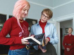 Meitu lomās Vikija Krīpsa (pa kreisi) un Keita Blanšeta. Fonā — viņu māte (Šarlote Remplinga). Publicitātes foto