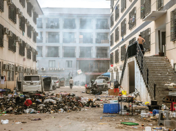Daži darbinieki, kuri nevēlējās pamest teritoriju, sāka dedzināt biroja mēbeles un papīrus, lai pagatavotu ēdienu un iznīcinātu pierādījumus.