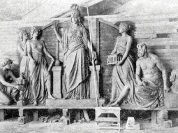 Nacionālā mākslas muzeja dekoratīvais ieejas cilnis vēl 
A. Folca darbnīcā 20. gadsimta sākumā. Foto no 20. gadsimta sākuma periodikas