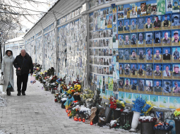 Karā Ukrainā kritušo, smagi ievainoto vai bez vēsts pazudušo karavīru skaits jau tuvojas diviem miljoniem, liecina Vašingtonā bāzētās domnīcas Center for Strategic and International Studies aprēķini. Krievijas armija ir zaudējusi aptuveni 1,2 miljonus karotāju, bet ukraiņu armija — aptuveni 600 tūkstošus. Šajā statistikā nav iekļauti civiliedzīvotāju upuri. Attēlā: karā kritušo ukraiņu karavīru Piemiņas mūris Kijivā.