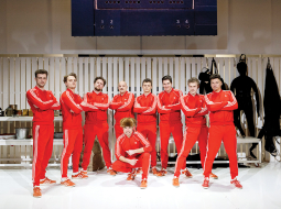 No kreisās: Kārlis Artejevs, Kārlis Ērglis, Sandis Pēcis, Kaspars Kārkliņš, Artūrs Irbe, Hugo Puriņš, Valts Skuja, Armands Kaušelis. Priekšplānā Mārtiņš Kalita, kas spēlē Rolandu Upatnieku.