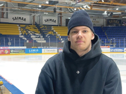 Alberts Šmits Somijas pilsētas Mikeli ledus hallē, tā ir viņa pašreizējā kluba Jukurit mājvieta.