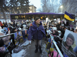 6. februārī noslēdzās trīspusējo sarunu otrā kārta starp Ukrainas, Krievijas un ASV delegācijām. Ukraina un Krievija vienojās par 314 karagūstekņu apmaiņu, taču sarunu laikā Krievija turpināja raķešu un dronu triecienus Ukrainai. Lai gan puses plāno tikties atkārtoti, būtiska virzība jautājumos par teritorijām vai drošības garantijām pagaidām nav panākta. Attēlā: ukraiņu gūstekņu sagaidīšana.