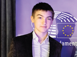 «Pat ja varam palīdzēt tikai dažiem cilvēkiem, ieguldītais darbs ir tā vērts,» uzskata vidusskolnieks Kristofers Kleinšmits.