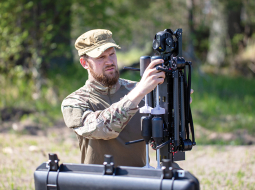 Viens no Origin Robotics produktiem ir uzbrukuma drons Beak — munīciju nesoša sistēma, kas ļauj uzbrukt mērķim uz zemes. Publicitātes foto