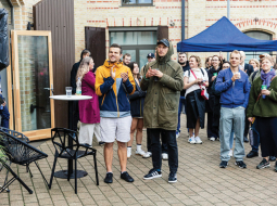 Toms Bergans-Berģis (pirmais no kreisās) jau StartSchool mācību laikā saprata, ka līdzās labai biznesa idejai un tehniskām zināšanām vienlīdz svarīga ir arī prasme komunicēt un uzņemties iniciatīvu.